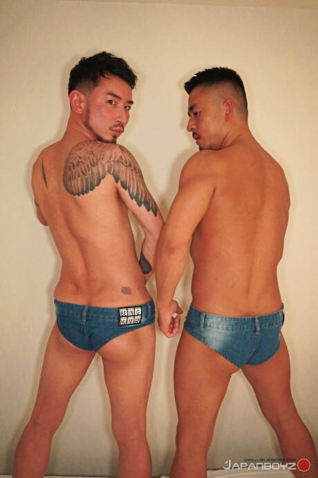 Oriental twink Yusaku and oriental strongman Hiroya fuck ass after sucking dick