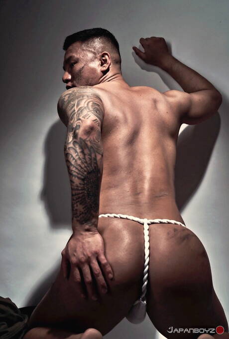 Oriental twink Kenchi and asian stud Rikiya posing nude and showing butt