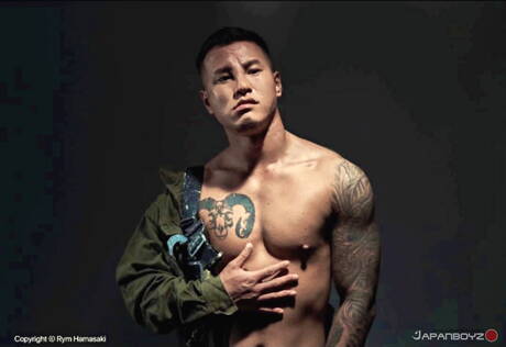 O oriental twink Kenchi e o asiático garanhão Rikiya posando nus e mostrando o bumbum