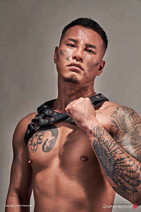 O oriental twink Kenchi e o asiático garanhão Rikiya posando nus e mostrando o bumbum