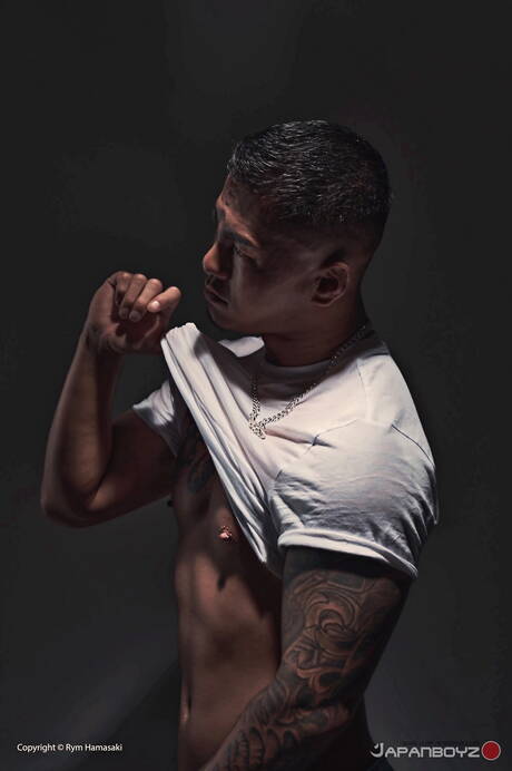 Oriental twink Kenchi and asian stud Rikiya posing nude and showing butt