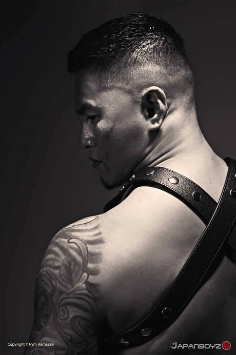 O oriental twink Kenchi e o asiático garanhão Rikiya posando nus e mostrando o bumbum