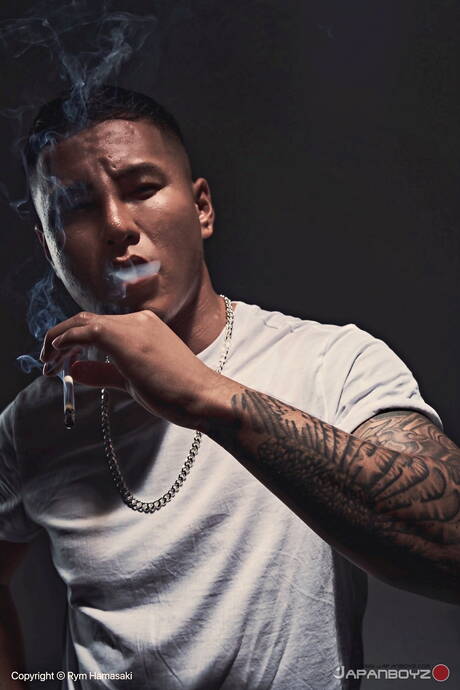 O oriental twink Kenchi e o asiático garanhão Rikiya posando nus e mostrando o bumbum