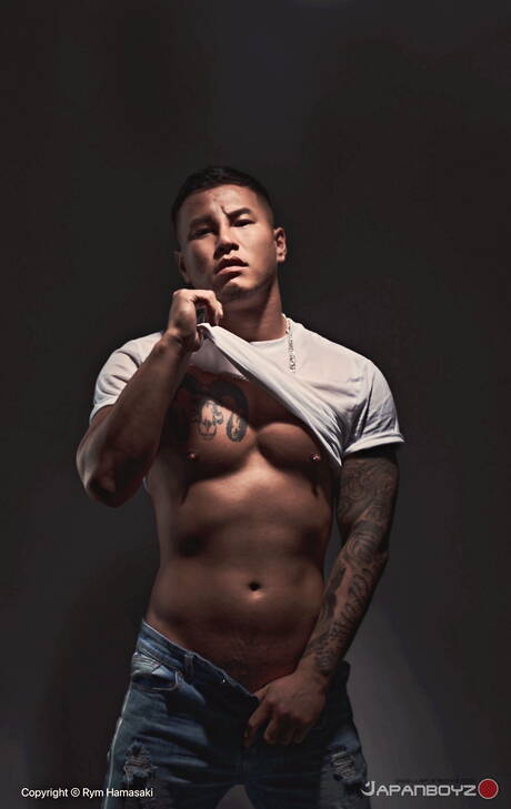 O oriental twink Kenchi e o asiático garanhão Rikiya posando nus e mostrando o bumbum