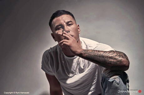 O oriental twink Kenchi e o asiático garanhão Rikiya posando nus e mostrando o bumbum