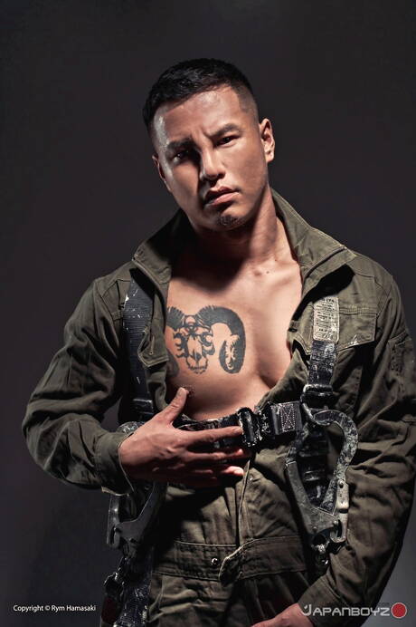 O oriental twink Kenchi e o asiático garanhão Rikiya posando nus e mostrando o bumbum