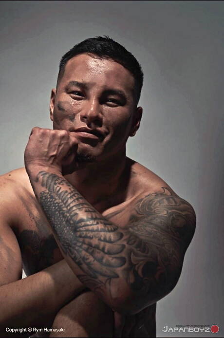 O oriental twink Kenchi e o asiático garanhão Rikiya posando nus e mostrando o bumbum