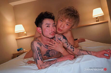 Japonês Yusaku Zen Kouya Fuji Reach em casal gay transando
