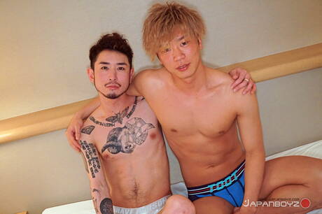 Oriental beautiful boy Yusaku and stud Zen shows a beautiful body