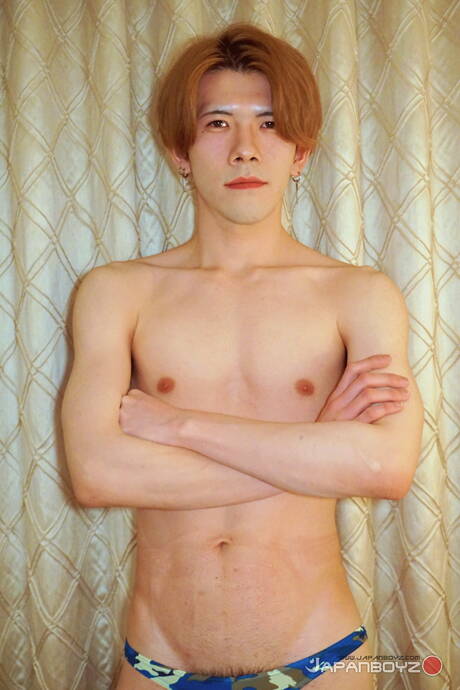 Oriental superstud Haru masturbating in hot shower