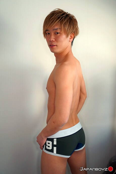 Hunk Zen and oriental beautiful boy Kouya have a hot couple sex in bath