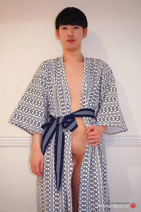 Asian Gay Network: Il giovane Uzin e il giovane asiatico Akira scopano dopo aver succhiato il cazzo in bagno