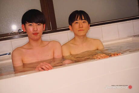 年輕的 Uzin 和亞洲年輕 Akira 在浴室裡吸吮雞巴後做愛