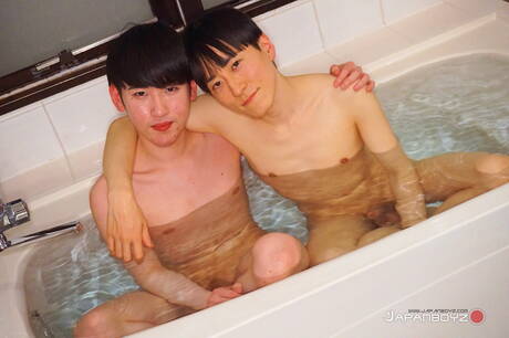 年輕的 Uzin 和亞洲年輕 Akira 在浴室裡吸吮雞巴後做愛