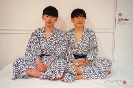 年輕的 Uzin 和亞洲年輕 Akira 在浴室裡吸吮雞巴後做愛