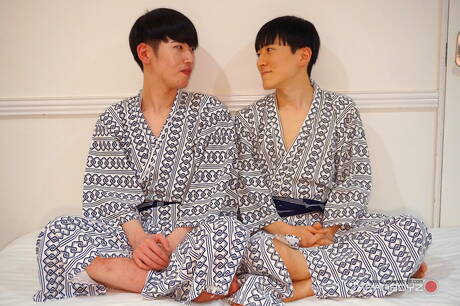 年輕的 Uzin 和亞洲年輕 Akira 在浴室裡吸吮雞巴後做愛