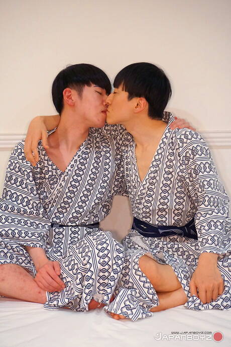 年輕的 Uzin 和亞洲年輕 Akira 在浴室裡吸吮雞巴後做愛