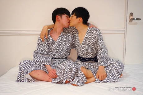 Jonge Uzin en jonge Aziatische Akira neuken na het zuigen van een lul in de badkamer