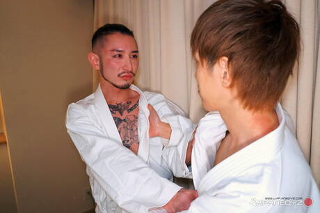 Oosterse jonge jongen Tomoki en oosterse mooie jongen Yusaku hebben anale seks