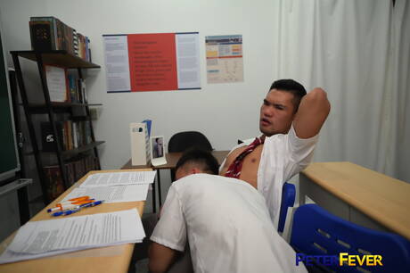 El bien formado Fu y el fornido Don se chupan y se follan entre sí