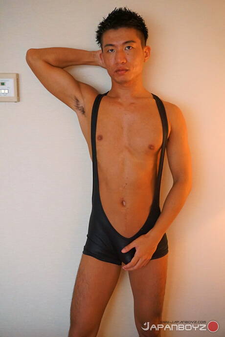 Oriental superstud Reach playing with cock in hot shower