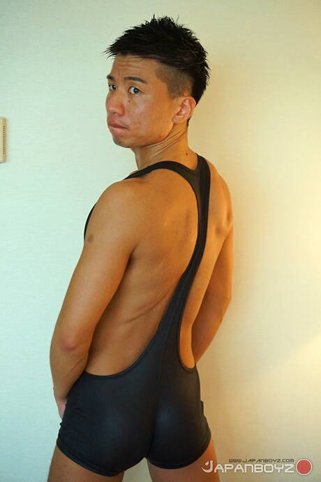 Oriental superstud Reach playing with cock in hot shower