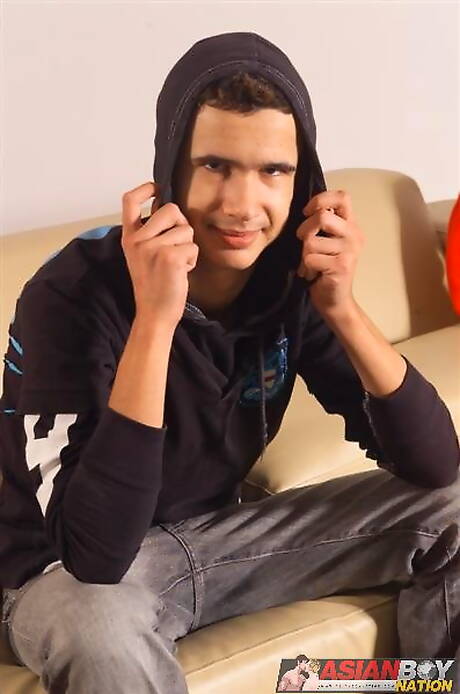 Knappe jongen Lucas James trekt zijn pik af