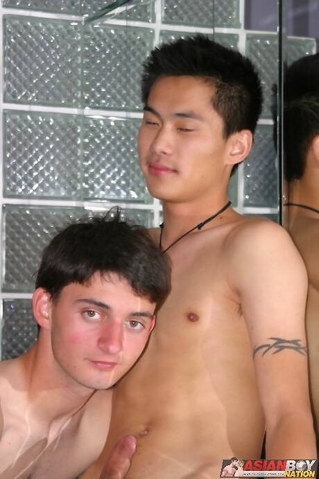 El twink Toby Mcguire y el twink caliente Sam Foong en sexo anal caliente
