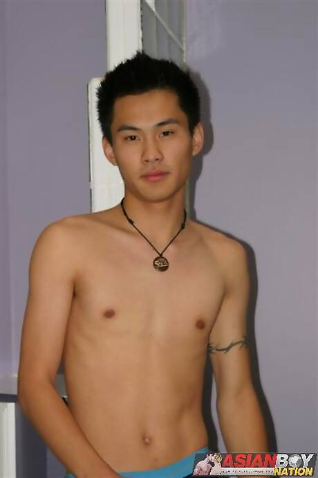 El jovencito asiático Sam Foong se burla con un consolador