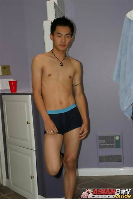 El jovencito asiático Sam Foong se burla con un consolador