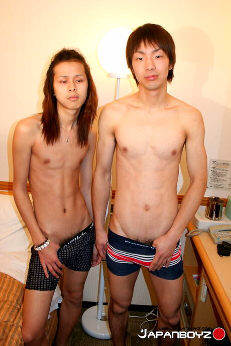 年輕男孩 Satoshi 和年輕男孩 Keite 的口交場景