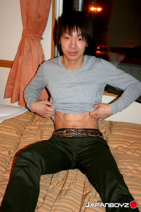 亞洲辣妹 Satoshi 戲弄他的雞巴