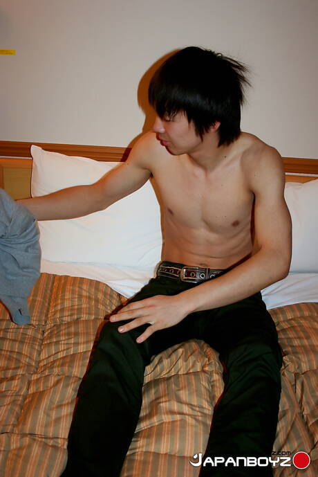 亞洲辣妹 Satoshi 戲弄他的雞巴