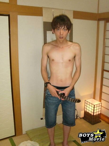아시아계 트윙크 유 야마자키가 알몸으로 포즈를 취하고 있다