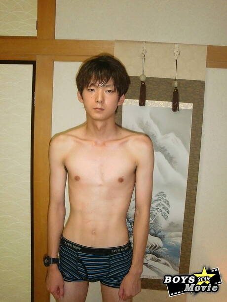 Asian twink Yu Yamazaki posing naked