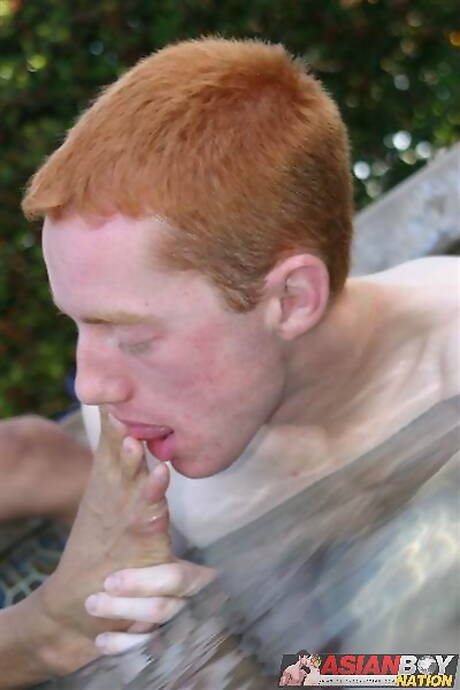 Well-built Robbie Trinh and hunky guy Matt Prasch in hard anal sex in the pool