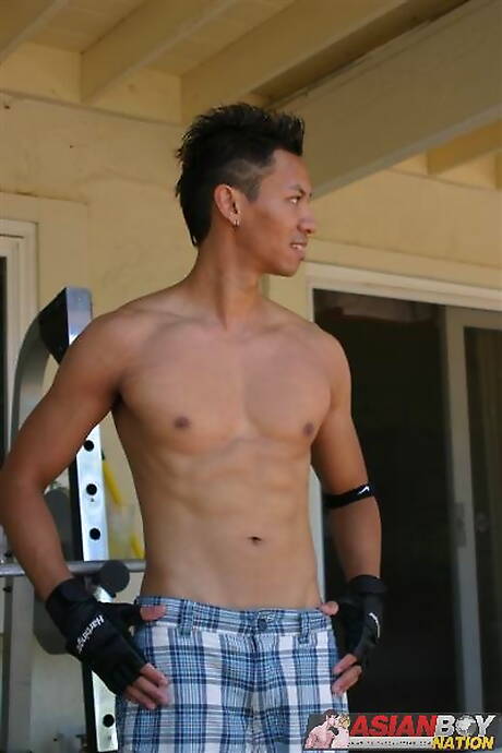 Aziatische spierbundel Robbie Trinh speelt buiten met pik