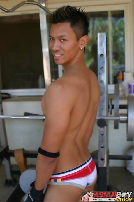 Aziatische spierbundel Robbie Trinh speelt buiten met pik