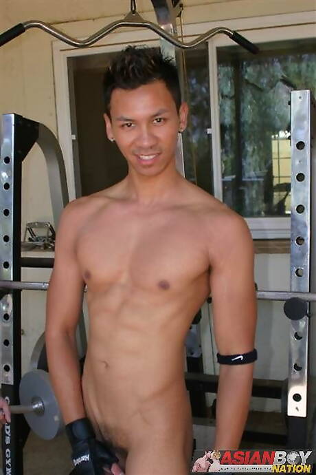 Aziatische spierbundel Robbie Trinh speelt buiten met pik