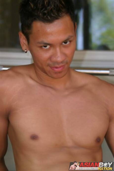 Aziatische spierbundel Robbie Trinh speelt buiten met pik