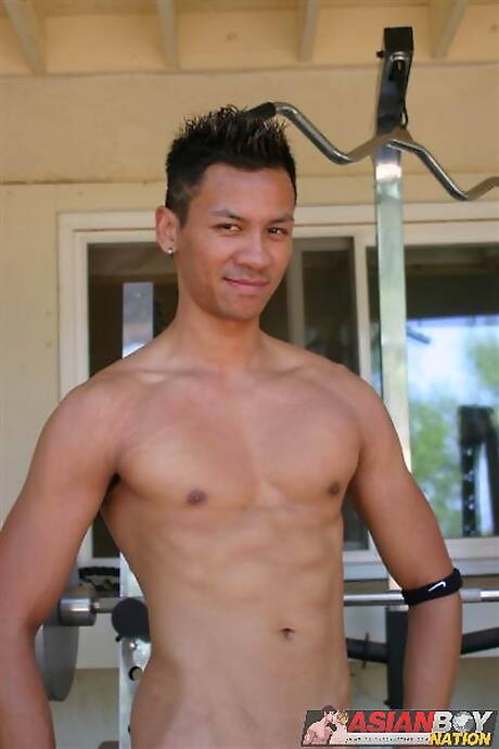 Aziatische spierbundel Robbie Trinh speelt buiten met pik