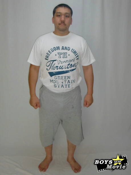 Der gut gebaute asiatische Oto-san zeigt einen perfekten Körper