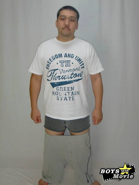 Der gut gebaute asiatische Oto-san zeigt einen perfekten Körper