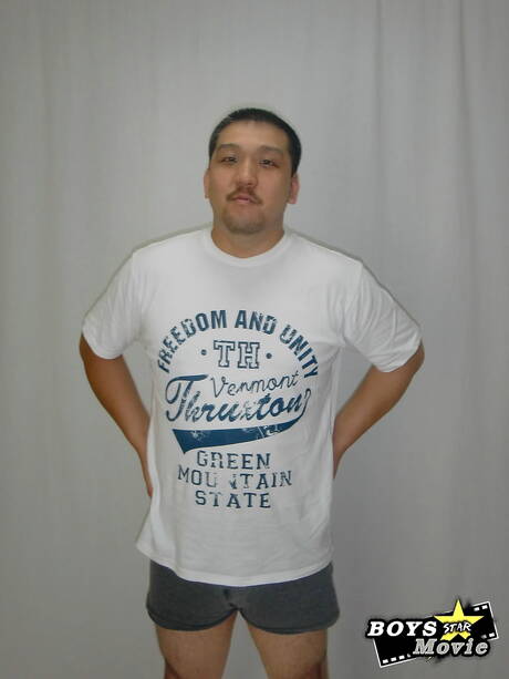 Der gut gebaute asiatische Oto-san zeigt einen perfekten Körper