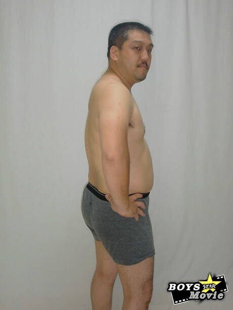 Der gut gebaute asiatische Oto-san zeigt einen perfekten Körper