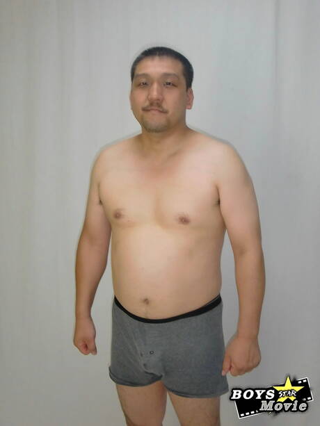 Der gut gebaute asiatische Oto-san zeigt einen perfekten Körper