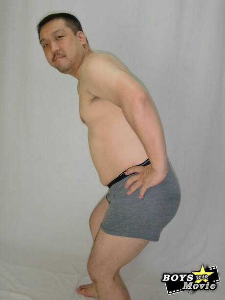 Der gut gebaute asiatische Oto-san zeigt einen perfekten Körper