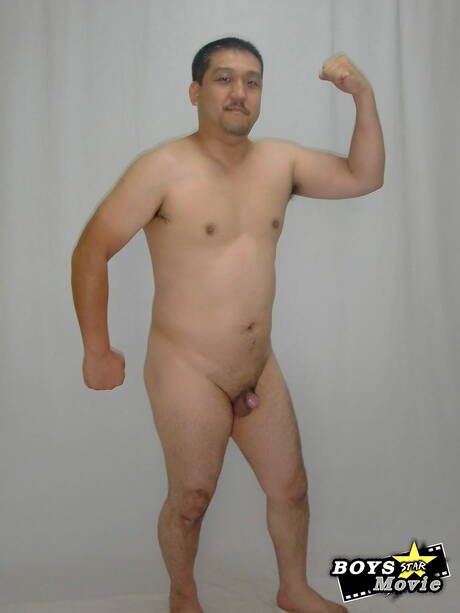 Der gut gebaute asiatische Oto-san zeigt einen perfekten Körper