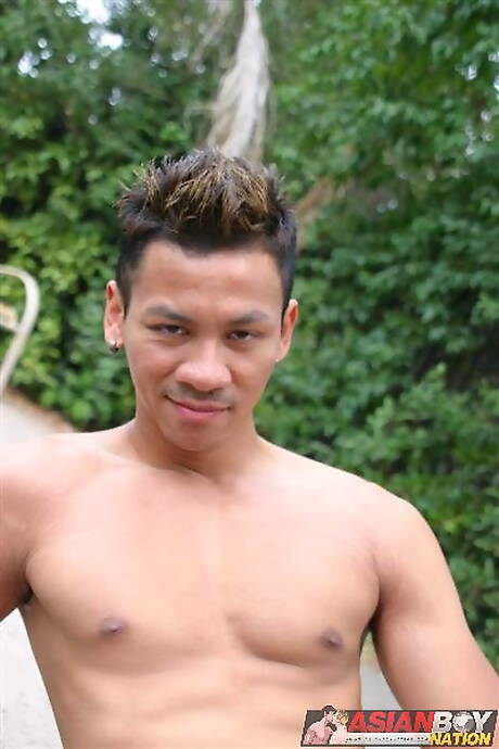 Azjatycki superogier Robbie Trinh drażni swojego penisa na zewnątrz