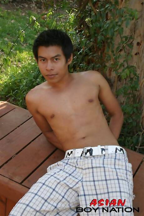 El semental oriental Pradit Flowers se burla de su polla al aire libre